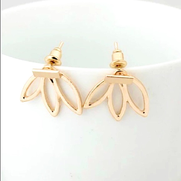 ⚜️[𝟯/$𝟭𝟴]⚜️Gold Lotus Boho Jacket Earrings NEW - Picture 2 of 9